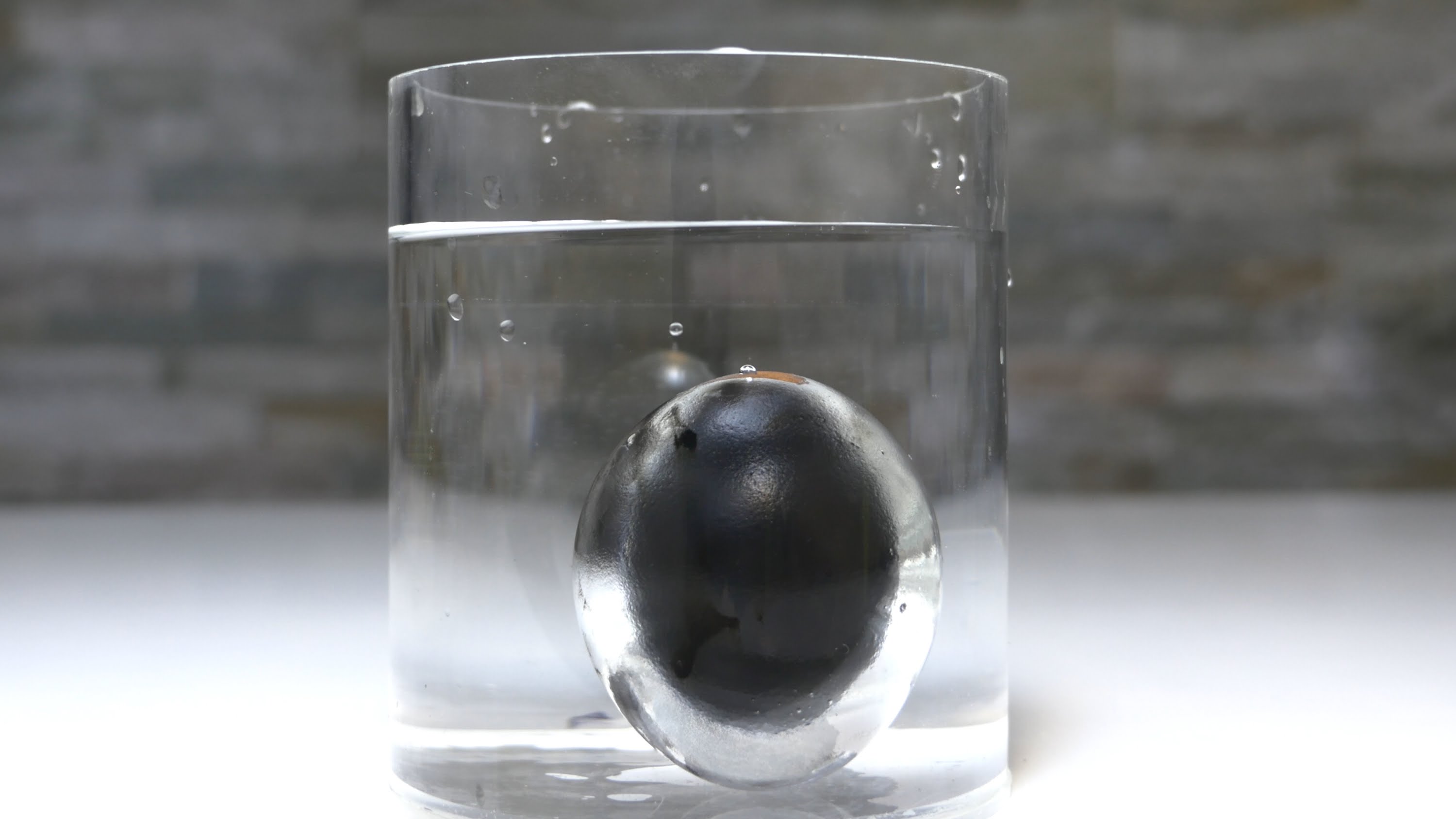 Металлический шар в воде